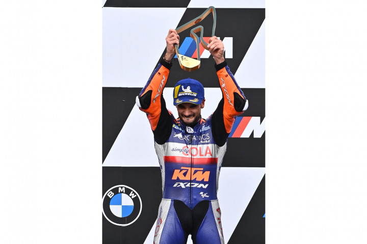 Pebalap Red Bull KTM Tech3, Miguel Oliveira merayakan kemenangan usai menjadi pemenang balapan MotoGP Styria yang berlangsung di Sirkuit Red Bull Ring.
