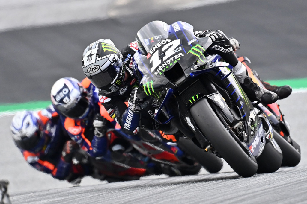 Balapan MotoGP Styria sempat dihentikan sementara pada lap ke-17 setelah Maverick Vinales (Monster Energy Yamaha) terjatuh sampai motornya terbakar.
