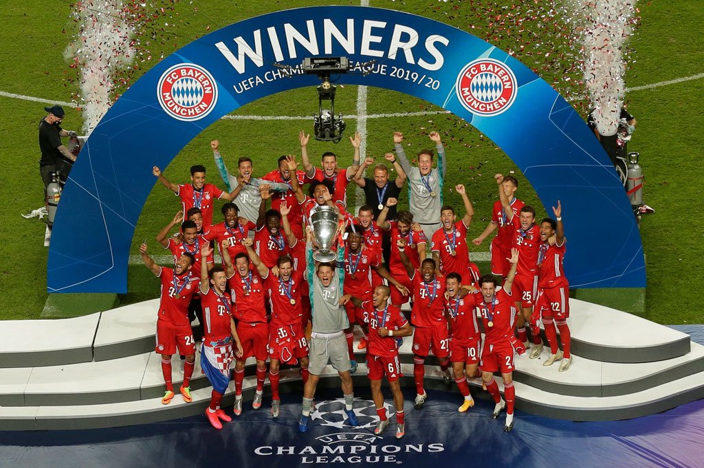 Para pemain Bayern Muenchen meluapkan kegembiraan sembari mengangkat trofi Liga Champions yang baru saja mereka raih di Stadion da Luz, Lisbon, Portugal, Senin, 24 Agustus 2020 dini hari WIB.