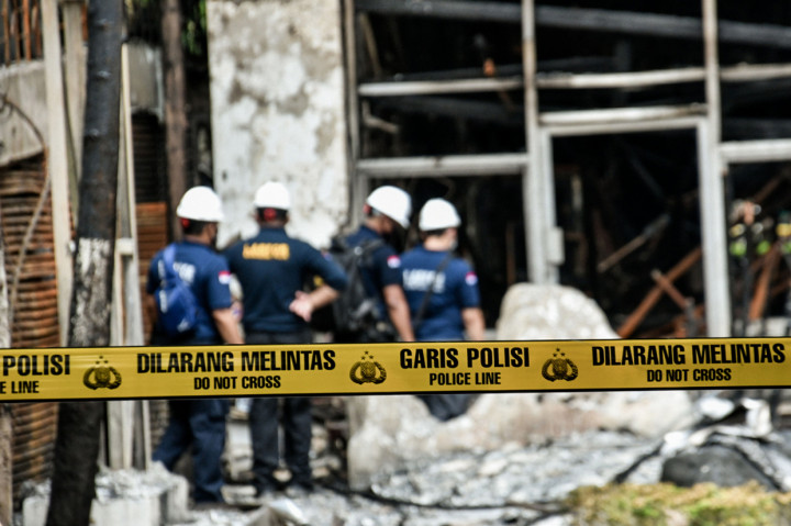 Inafis dan Puslabfor Mabes Polri melakukan olah TKP untuk mengetahui penyebab kebakaran yang menghanguskan seluruh gedung utama Kejaksaan Agung.