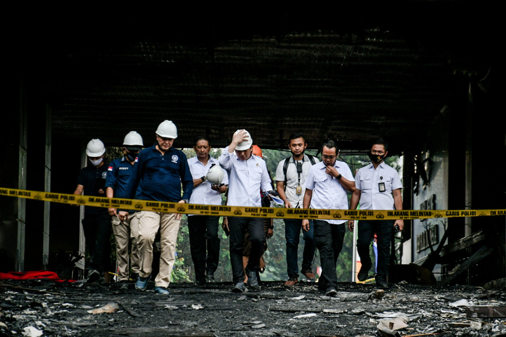Kapuslabfor Bareskrim Mabes Polri Brigjen Ahmad Haidar, Direktur Tindak Pidana Umum Bareskrim Polri Brigjen Ferdy Sambo, dan Wakil Direktur Kriminal Umum Polda Metro Jaya, AKBP Jean Calvijn Simanjuntak, bersama pihak Kejaksaan Agung masuk ke gedung Kejaksaan Agung lewat pintu depan di Jalan Sultan Hasanuddin sekitar pukul 09.30 WIB.