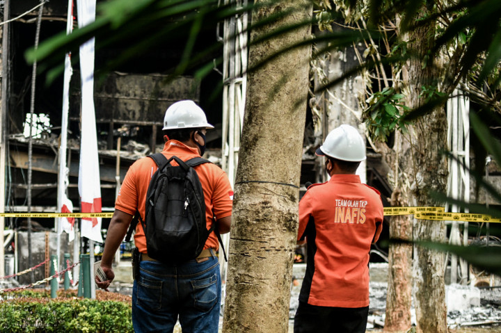 Tim melakukan pengecekan kelayakan gedung sebelum masuk ke dalam bangunan.