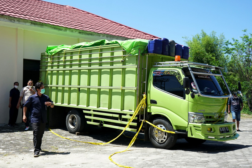 Petugas mengamankan satu unit truk yang memuat minuman keras tanpa merk jenis cap tikus di kantor Balai Pengawas Obat dan Makanan (BPOM) di Kabupaten Bone Bolango, Gorontalo.