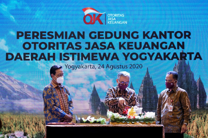 Ketua Dewan Komisioner Otoritas Jasa Keuangan (OJK) Wimboh Santoso (tengah) yang didampingi Kepala OJK Daerah Istimewa Yogyakarta (DIY) Parjiman (kanan) serta disaksikan Gubernur DIY Sri Sultan HB X (kiri) memotong nasi tumpeng saat peresmian gedung baru OJK DIY di Jalan Jenderal Sudirman No.32, Yogyakarta.