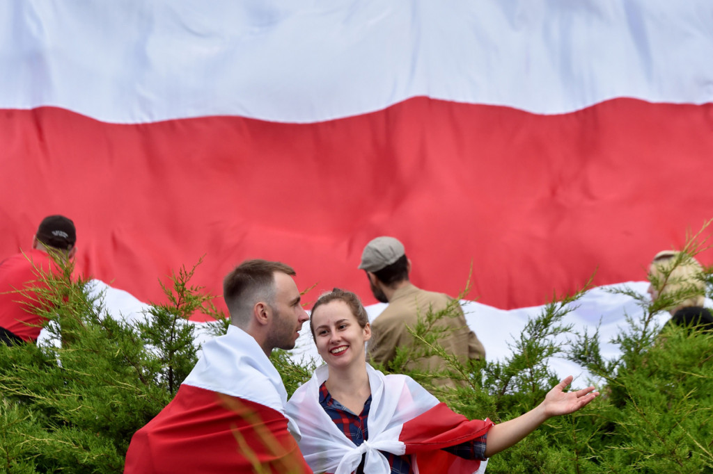 Sambil membawa bendera oposisi merah-putih, mereka turun ke Lapangan Kemerdekaan, meneriakkan slogan-slogan menentang Presiden Belarusia Alexander Lukashenko, yang menang dalam pemilihan presiden kontroversial pada 9 Agustus lalu.