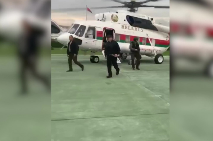 Video dari kantor berita milik negara, BELTA, menunjukkan helikopter pemerintah mendarat di halaman Istana Kemerdekaan - kediaman kerja presiden - tempat pengunjuk rasa berkumpul.