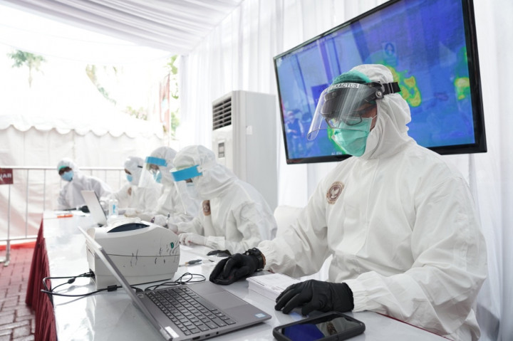 Pekan lalu Menteri Hukum dan HAM Yasonna Laoly telah menginstruksikan kepada jajaran Ditjen Imigrasi untuk memperhatika. Fasilitas pelayanan publik sesuai protokol kesehatan. Selain itu juga diadakan test pemeriksaan kesehatan baik berupa rapid test maupun swab test secara rutin.

