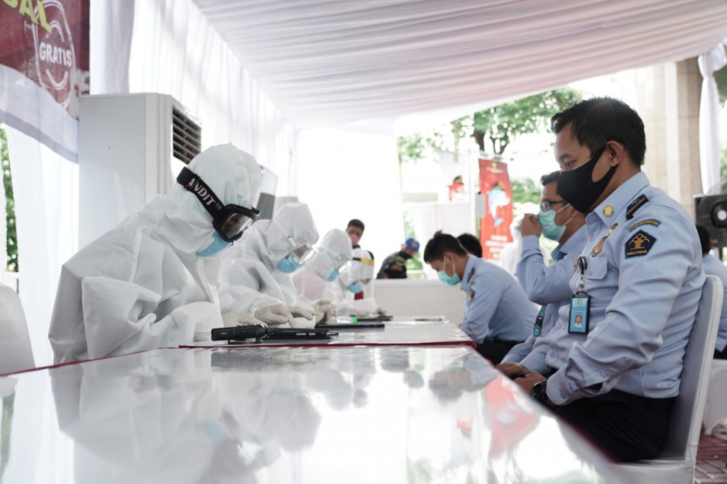 BIN menggelar swab test dengan metode PCR test di kantor Ditjen Imigrasi, Jakarta Selatan, Senin, 24 Agustus 2020. BIN menyediakan 675 alat swab test selama 2 hari ke depan untuk mengakomodir pegawai di lingkungan Kementerian Hukum dan HAM.
