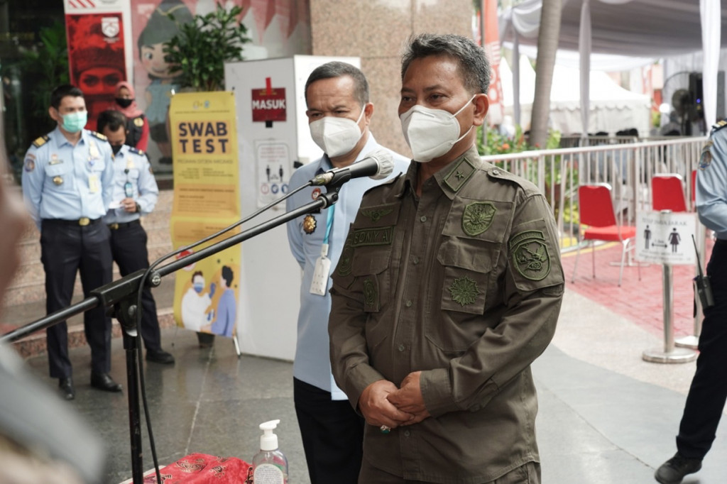 Sony menjelaskan Medical Intelijen BIN mengerahkan 35 tenaga medis guna menunjang pelaksanaan swab test ini. BIN juga menyiapkan 2 mobile PCR test untuk mengolah langsung sampel swab test 675 pegawai Ditjen Imigrasi.