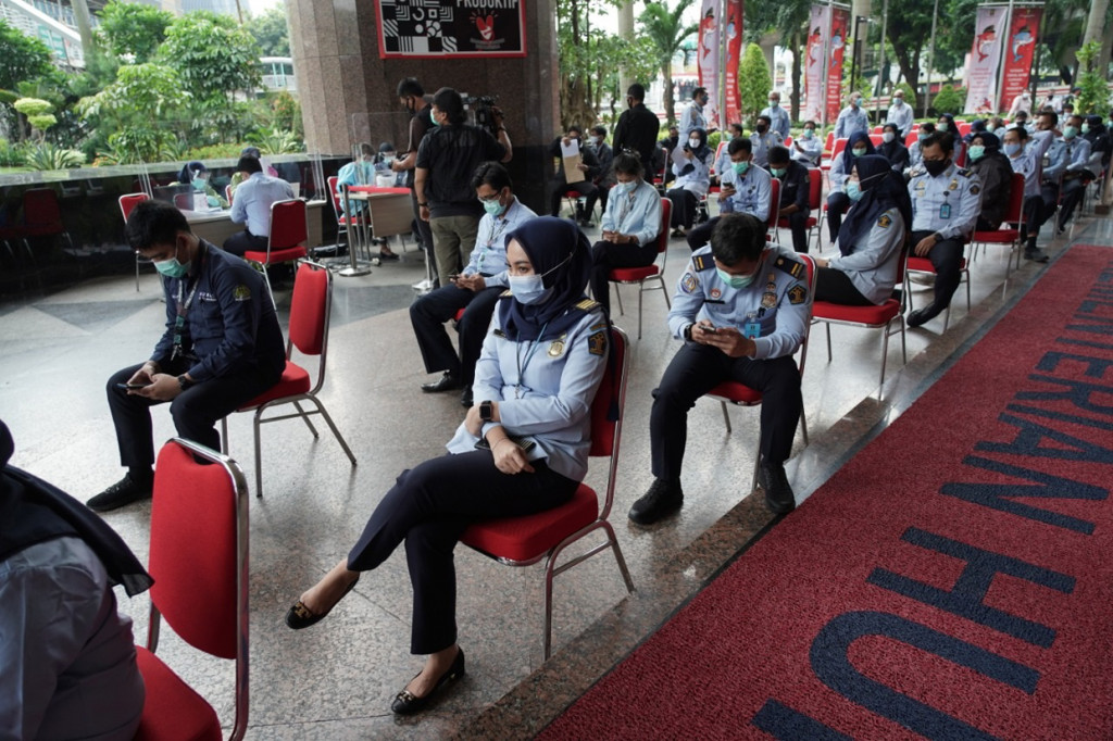 Keterbukaan informasi juga ditekankan untuk melacak pegawai yang positif Covid-19 dan pegawai yang masuk dalam kategori kontak erat agar bisa memutus mata rantai penyebaran Covid-19 di lingkungan Ditjen Imigrasi. 

