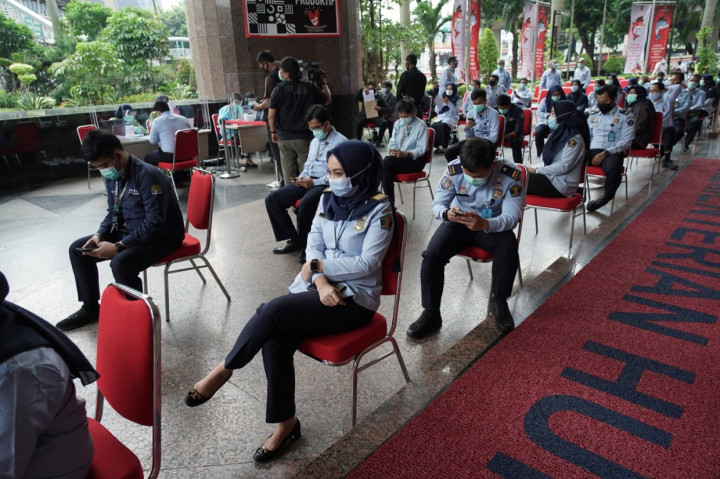 Keterbukaan informasi juga ditekankan untuk melacak pegawai yang positif Covid-19 dan pegawai yang masuk dalam kategori kontak erat agar bisa memutus mata rantai penyebaran Covid-19 di lingkungan Ditjen Imigrasi. 

