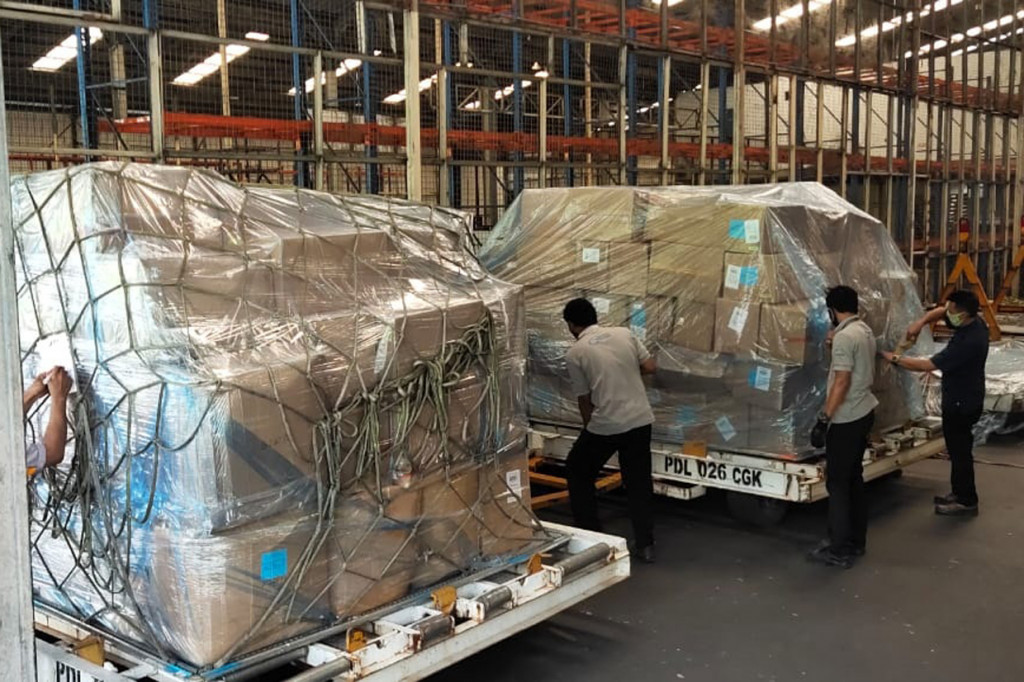 Satuan Tugas Penanganan Covid-19 mengirimkan bantuan alat-alat kesehatan untuk Provinsi Nanggroe Aceh Darussalam. Termasuk di dalam bantuan yang dikirimkan dengan menggunakan pesawat khusus  itu,  satu juta masker kain yang disumbangkan Presiden Joko Widodo.