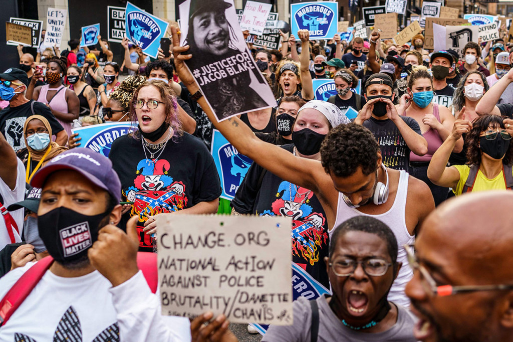 Blake, 29, diterbangkan ke rumah sakit di Milwaukee dalam kondisi serius, tetapi media lokal melaporkan bahwa keluarganya mengatakan korban sudah tidak menjalani operasi dan membaik.