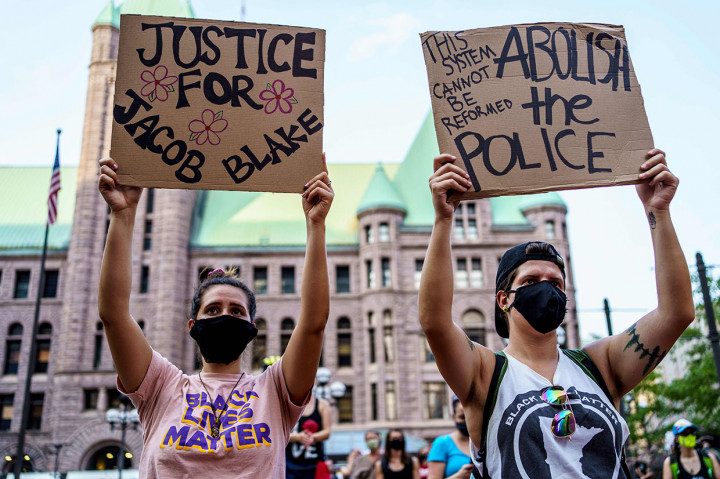 Para pengunjuk rasa meneriakkan 