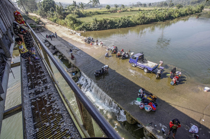 Sejumlah warga Citeureup, Bogor, Jawa Barat, memanfaatkan air Sungai Cileungsi untuk berbagai kebutuhan, seperti mencuci pakaian dan mandi.