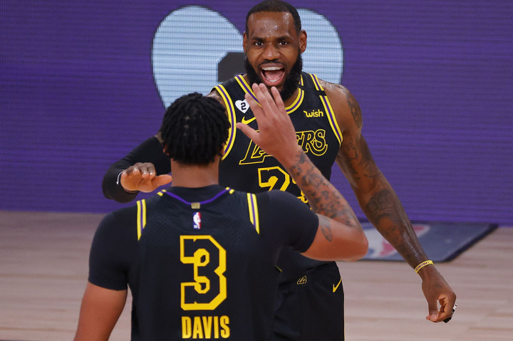 Los Angeles Lakers menghempaskan Portland Trail Blazers dengan skor telak 135-115 pada gim keempat putaran pertama playoff NBA Wilayah Barat, di ESPN Wide World of Sports Complex, Lake Buena Vista, Florida, Selasa, 25 Agustus 2020 WIB. Lakers untuk sementara memimpin 3-1.