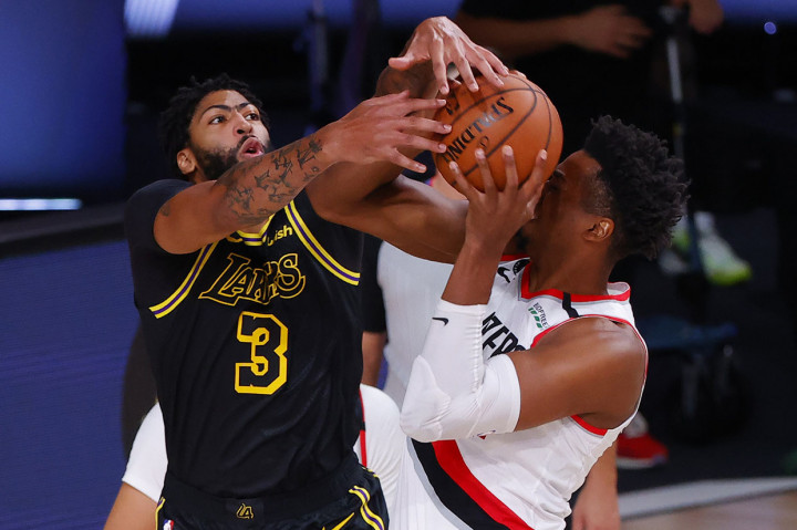 Rekan James, Anthony Davis menambah 18 poin, lima rebound, dan lima assist dalam 18 menit sebelum keluar pada kuarter ketiga karena cedera punggung.