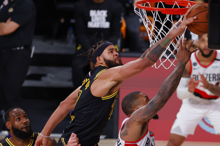 Bintang Portland Damian Lillard juga keluar pada kuarter ketiga karena cedera lutut kanan dan hanya menyumbang 11 poin dalam 27 menit.