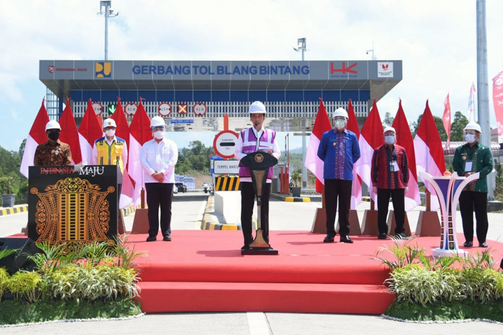 Kepala Negara menyampaikan ucapan terima kasih kepada pemerintah daerah dan seluruh masyarakat Aceh yang mendukung jalannya pembangunan tersebut. 