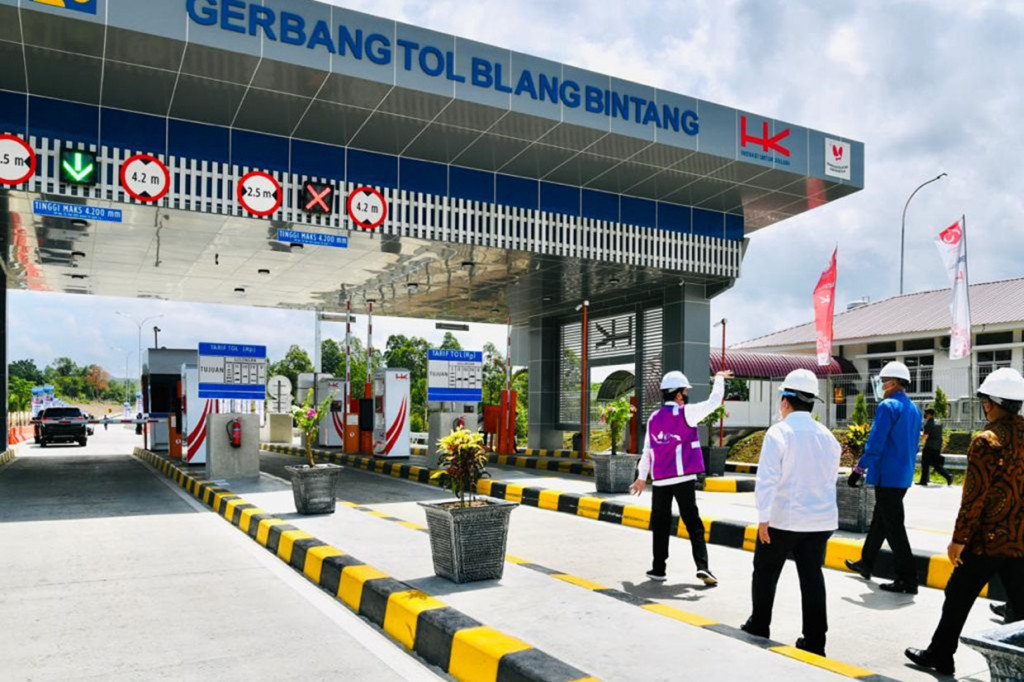 Presiden pun berpesan kepada Plt Gubernur Aceh Nova Iriansyah agar jalan tol tersebut dapat disambungkan dengan sentra-sentra pertanian, pariwisata dan kawasan industri. 