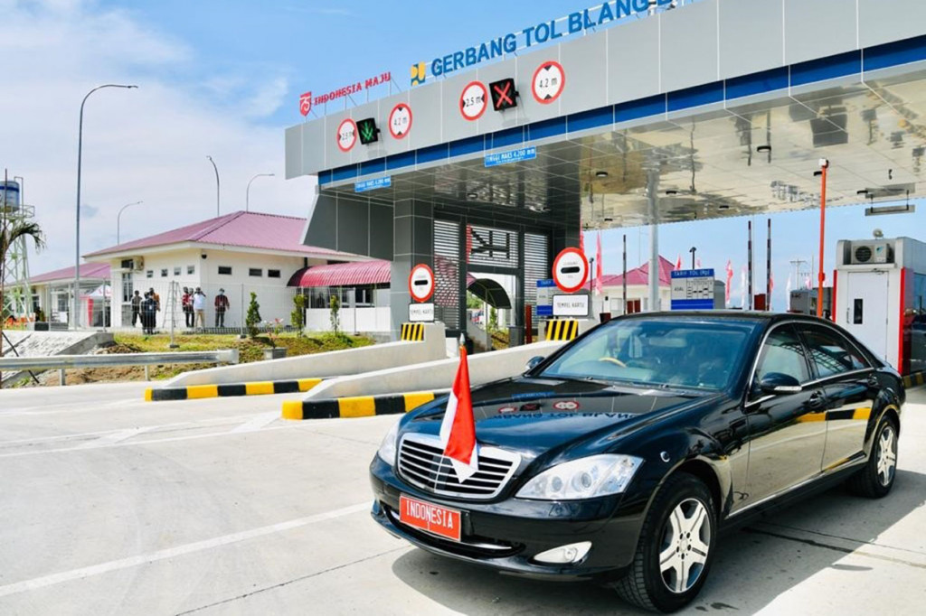 Usai meresmikan, Presiden berkesempatan untuk menjajal ruas jalan tol seksi 4 Indrapuri-Blang Bintang sepanjang 13,5 kilometer tersebut. 