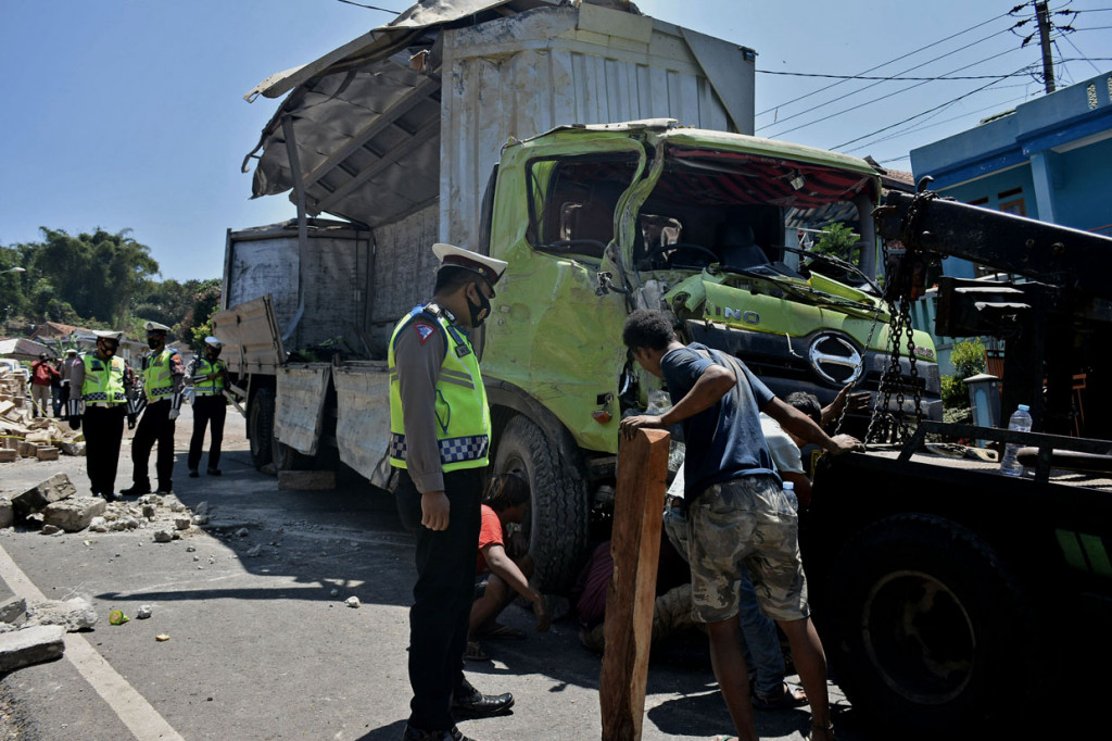 Kecelakaan truk tersebut diduga karena rem blong saat akan melaju di turunan jalan Cagak menuju arah Garut. 