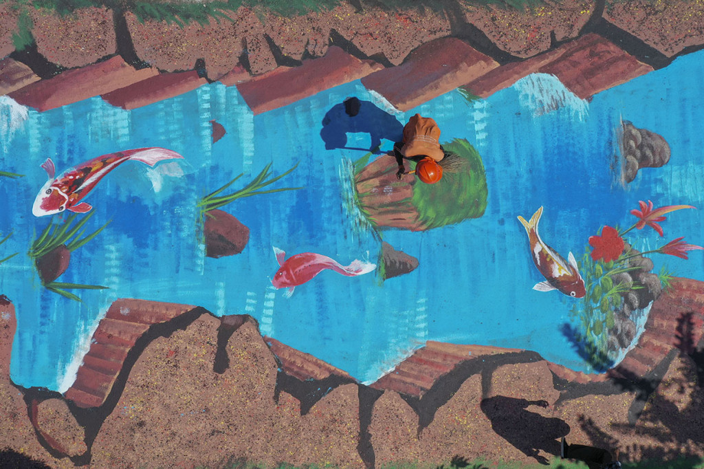 Mural bertema aliran sungai tersebut dilukis sepanjang sekitar 300 meter dari sisi depan Masjid Hidayatullah hingga depan Museum Basoeki Abdullah.