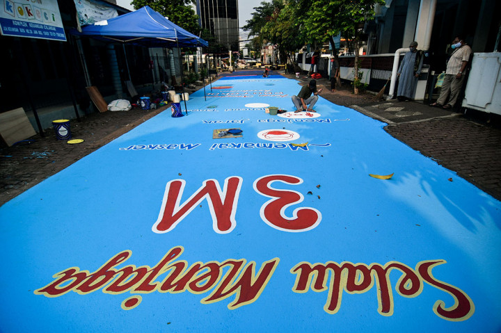 Selain aliran sungai, ada juga lukisan yang menggambarkan waspada covid-19, di antaranya imbauan penerapan menjaga jarak, menggunakan masker, dan mencuci tangan (3M). MI/Andri Widiyanto