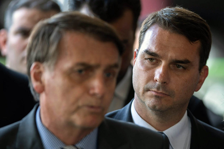 Menurut juru bicara Flavio, senator Brasil berusia 39 tahun tersebut tidak mengalami gejala covid-19 dan kini mengisolasi diri di kediamannya.