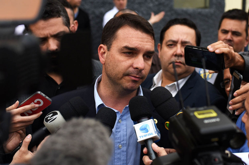 Bolsonaro sendiri sebelumnya juga dinyatakan positif covid-19. Istrinya, Michelle Bolsonaro dan juga putra bungsu mereka, Jair Renan, 22, mengalami hal serupa.