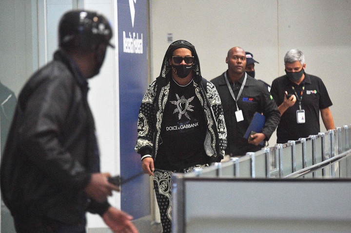 Mantan bintang sepak bola Brasil Ronaldinho tiba di Brasil dengan pesawat pribadi, Selasa, 25 April 2020 waktu setempat, setelah lima bulan menjalani hukuman di Paraguay terkait skandal paspor palsu. 