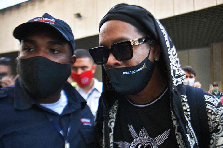 Ronaldinho menerima keputusan hakim yang juga mencakup pembayaran ganti rugi sebesar USD90 ribu (sekitar Rp1,3 miliar). Sementara kakak Ronaldino, Roberto de Assis Moreira, yang juga manajer mantan pesepak bola itu, diharuskan membayar ganti rugi sebesar USD110 ribu (sekitar Rp1,6 miliar.