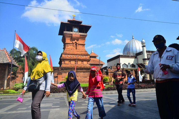 Wisatawan berjalan di kawasan Masjid Menara Kudus di Desa Kauman, Kudus, Jawa Tengah, Rabu, 26 Agustus 2020. 
