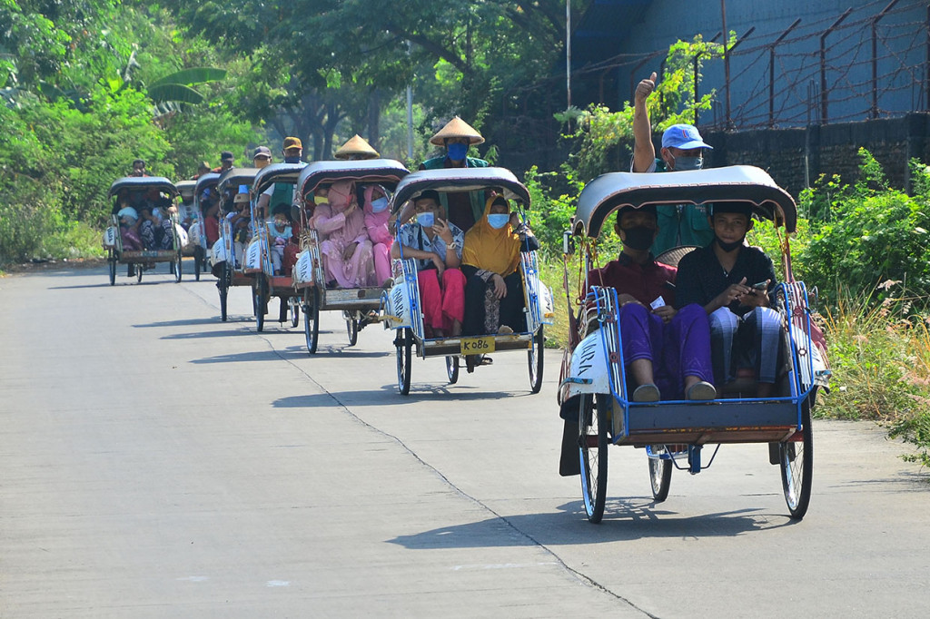 Sejumlah objek wisata religi yang menjadi wisata andalan seperti Makam Sunan Kudus, Masjid Menara Kudus dan Makam Sunan Muria dibuka kembali untuk umum dengan penerapan protokol kesehatan sebagai upaya pemulihan ekonomi masyarakat yang terdampak covid-19.