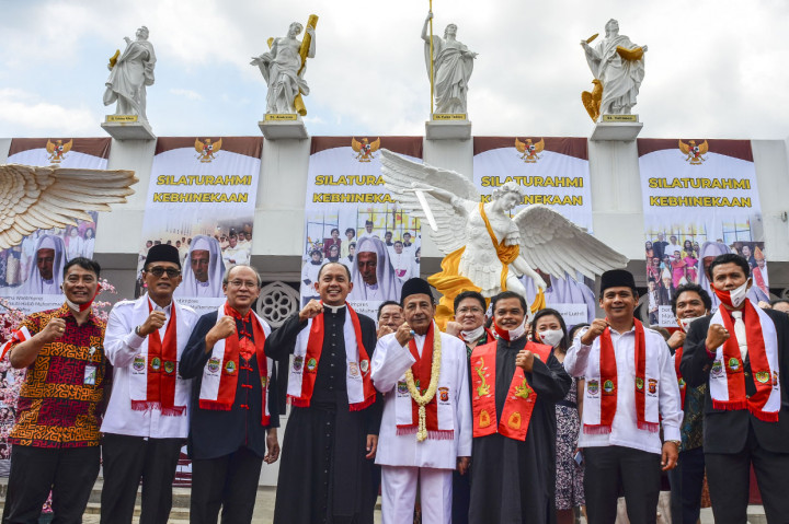 Anggota Dewan Pertimbangan Presiden (Wantimpres) Habib Luthfi (keempat kanan) didampingi Bupati Ciamis Herdiat Sunarya (kedua kiri) dan Wakil Bupati Ciamis Yana Diana Saputra (kedua kanan) beserta para tokoh agama berfoto bersama saat Silahturahmi Kebinekaan di Kabupaten Ciamis, Jawa Barat, Selasa, 16 Agustus 2020.
