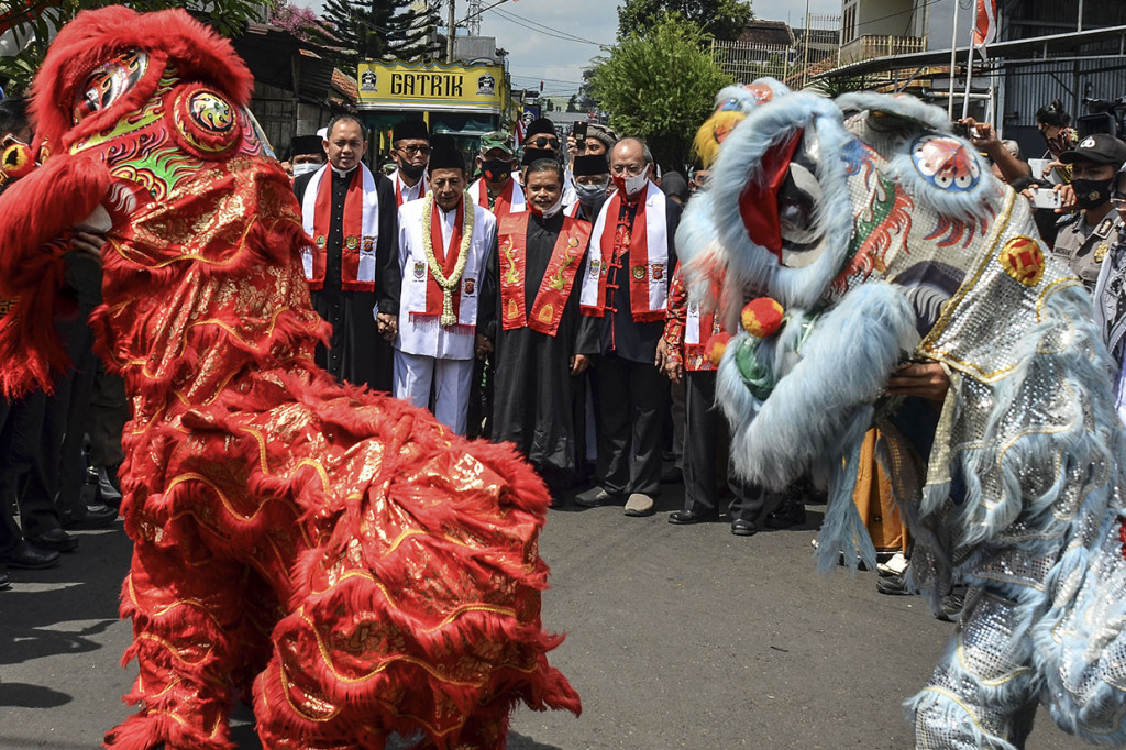 Dalam silaturahimi kebhinekaan di Kabupaten Ciamis, Habib Luthfi mengunjungi sejumlah tempat ibadah antara lain Masjid Agung Ciamis, Gereja Katolik dan vihara Jok Tek Bio, untuk memperkokoh persatuan dan kesatuan bangsa. 