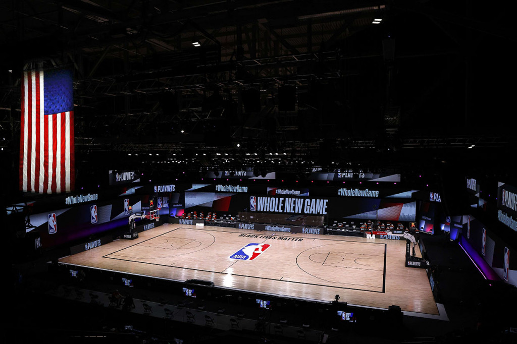 Suasana lapangan dan bangku kosong saat jadwal gim kelima putaran pertama Playoff NBA 2020 Wilayah Timur antara Milwaukee Bucks melawan Orlando Magic di ESPN Wide World Of Sports Complex, Lake Buena Vista, Florida, Kamis, 27 Agustus 2020 dini hari WIB.