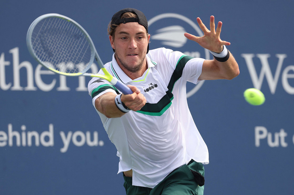 Pemenang grand slam Australia Terbuka tersebut hanya membutuhkan 62 menit untuk mengalahkan petenis Jerman Jan-Lennard Struff. Di semifinal petenis Serbia tersebut akan melawan petenis Spanyol Roberto Bautista Agut, yang mengalahkan juara bertahan Daniil Medvedev dengan skor 1-6, 6-4, 6-3.
