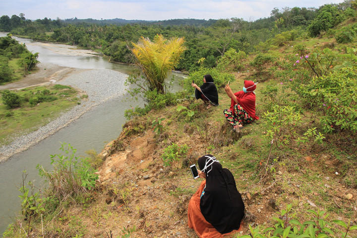Sejumlah pelajar dan mahasiswa mengikuti proses belajar mengajar dalam jaringan (daring) di atas pengunungan supaya bisa mendapat sinyal di Desa Cangai, Pante Ceureumen, Aceh Barat, Aceh, Rabu, 26 Agustus 2020.