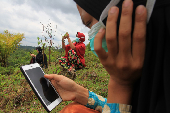 Sejumlah pelajar dan mahasiswa yang berada di daerah pedalaman tersebut kesulitan mengikuti proses belajar mengajar secara daring akibat keterbatasan jaringan internet.