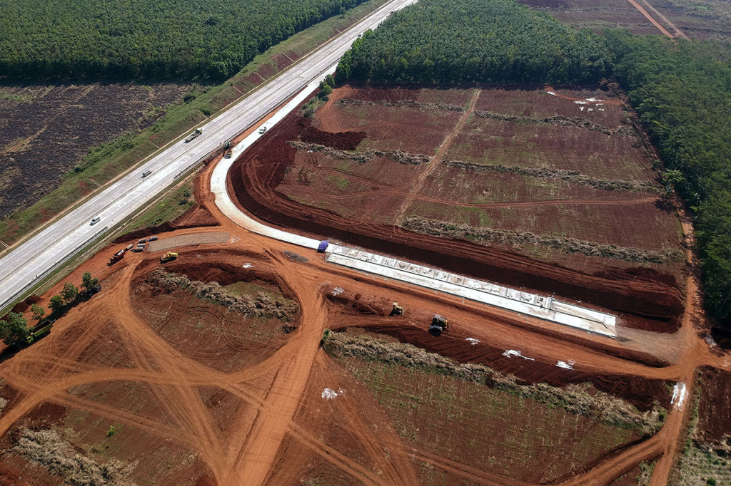 KIT Batang ditargetkan menjadi kawasan industri percontohan kerja sama antara pemerintah dengan BUMN, dengan konsep infrastruktur dasar dan pendukung disediakan oleh pemerintah. Infrastruktur meliputi akses jalan untuk tol dan non-tol, penyediaan air baku dan air bersih, kereta api, listrik, gas, terminal kontainer darat (dry port) dan pelabuhan.