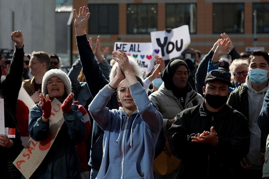 Warga menyambut gembira atas putusan hakim yang menjatuhkan hukuman seumur hidup tanpa pembebasan bersyarat kepada Brenton Tarrant.