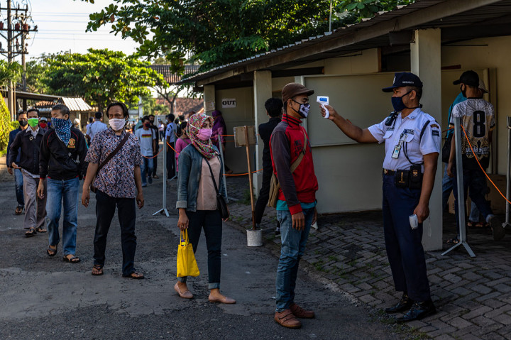 Sejak pandemi covid-19, sektor ekonomi menjadi salah satu yang terhantam badai pandemi tersebut. Tidak sedikit perusahaan yang dengan berbagai pertimbangan terpaksa mengambil langkan pemutusan hubungan kerja (PHK) terhadap karyawannya. Menurut data Kementerian Ketenagakerjaan per 27 Mei 2020 jumlah pekerja yang terkena PHK dan dirumahkan oleh perusahaan sebanyak 3,06 juta orang. Sementara Badan Perencanaan Pembangunan Nasional (Bappenas) memperkirakan angka pengangguran akan mencapai 4,22 juta orang pada 2020.