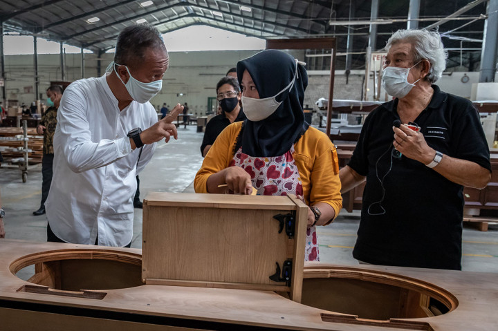 Saat melakukan kunjungan kerja ke PT Saniharto Enggalhardjo beberapa waktu lalu, Menteri Perindustrian Agus Gumiwang Kartasasmita menyatakan bahwa perusahaan ini telah mendapat kepercayaan luar biasa dari klien internasional yang artinya sudah mampu memenuhi kebutuhan dan selera pasar global serta tetap produktif dan aman dari covid-19.