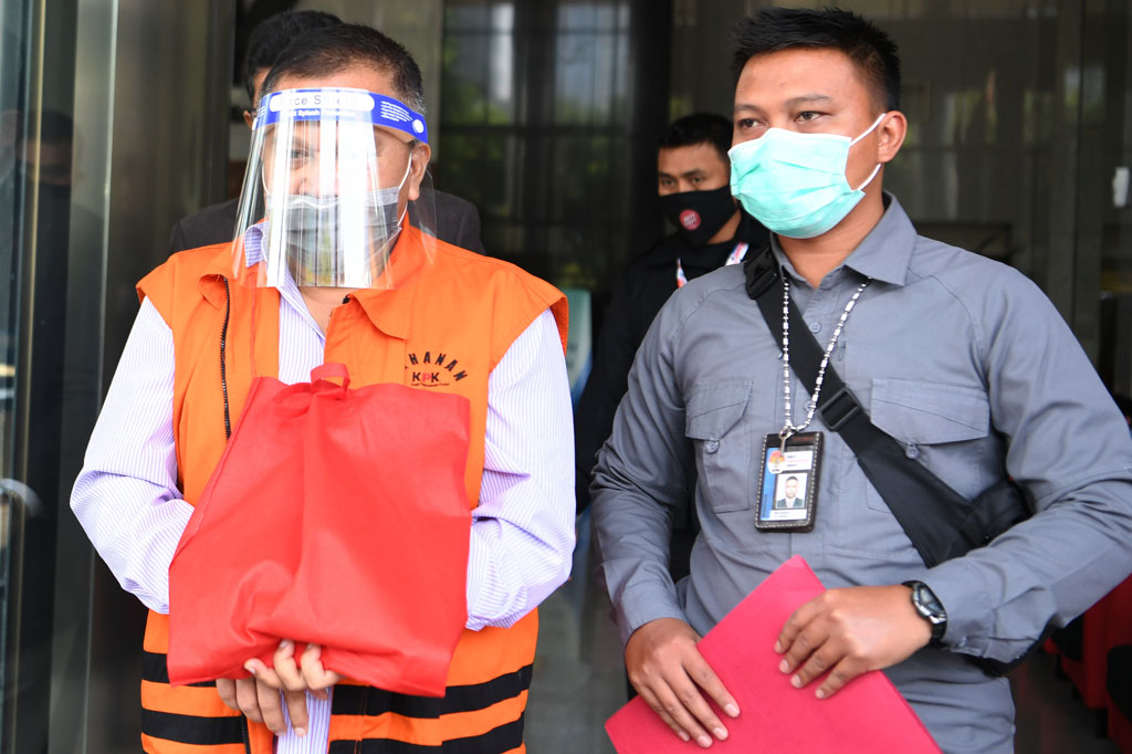 Penyidik KPK telah melimpahkan tahap 2 berkas dan tersangka kasus dugaan penerimaan suap terkait izin berobat di Lapas Sukamiskin, Dedi Handoko ke Jaksa Penutut Umum dan akan disidangkan di Pengadilan Tipikor Bandung.