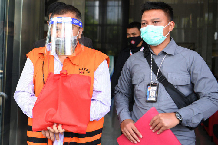 Penyidik KPK telah melimpahkan tahap 2 berkas dan tersangka kasus dugaan penerimaan suap terkait izin berobat di Lapas Sukamiskin, Dedi Handoko ke Jaksa Penutut Umum dan akan disidangkan di Pengadilan Tipikor Bandung.