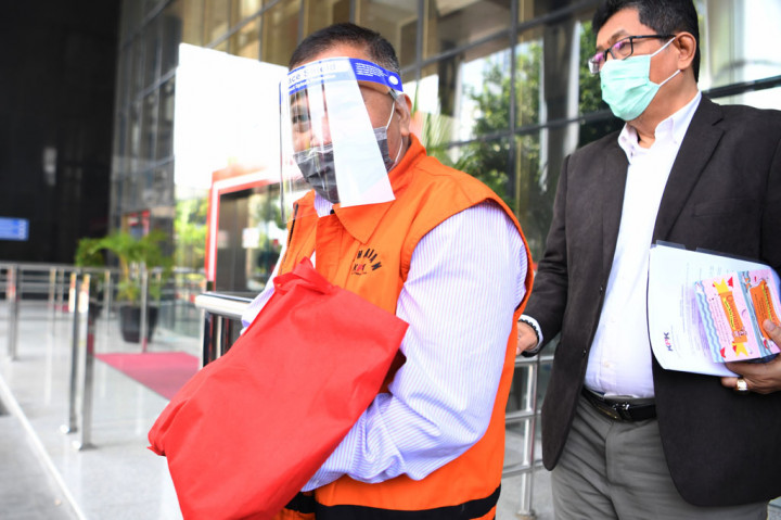 Mantan Kalapas Sukamiskin Dedi Handoko menuju mobil tahanan seusai diperiksa di gedung KPK, Jakarta, Kamis, 27 Agustus 2020.