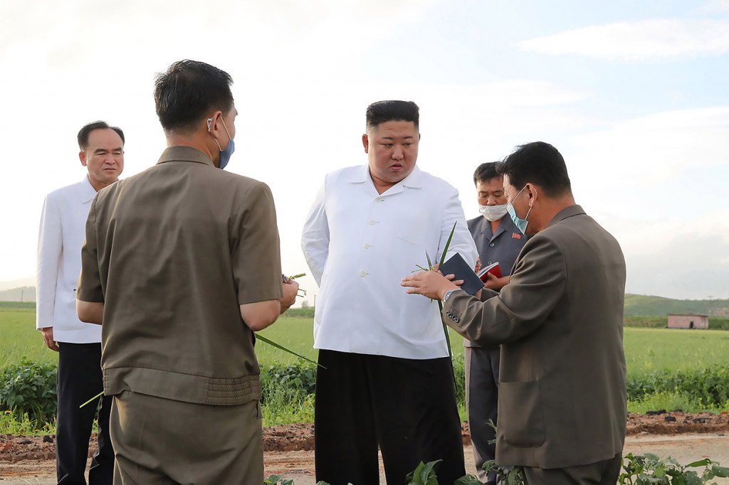Kim mengatakan bahwa skala kerusakan akibat Topan Bavi, yang oleh DPRK disebut sebagai Topan No. 8, lebih kecil dari yang diperkirakan, sembari menambahkan bahwa dia sangat khawatir dan merasa beruntung karena kerusakan tidak sebesar yang dia bayangkan.