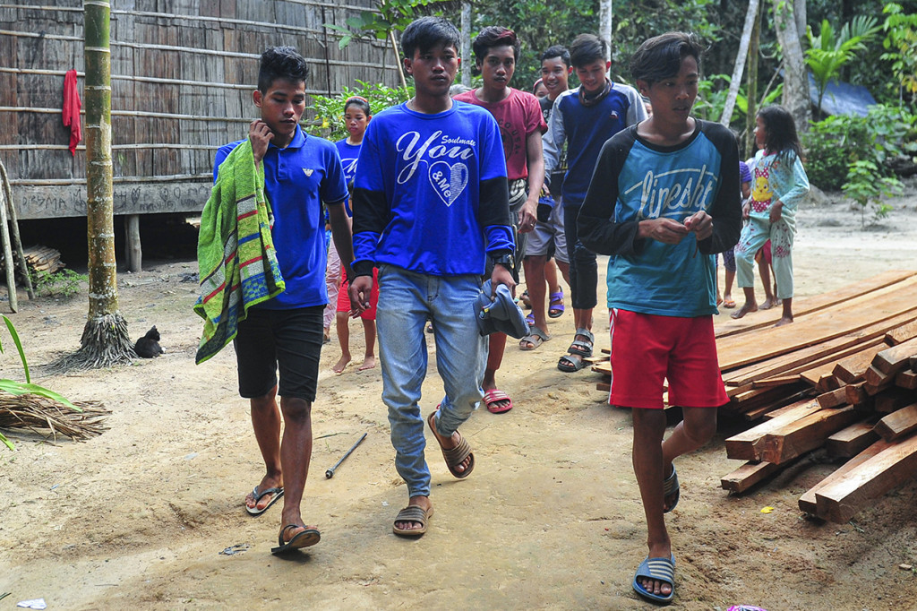 Perkampungan masyarakat adat Suku Talang Mamak yang sepi di tengah belantara Taman Nasional Bukit Tigapuluh (TNBT), Dusun Bengayauan, Rantau Langsat, Batang Gangsal, Indragiri Hulu, Riau, mendadak ramai saat akan digelarnya upacara 'gawai' pada Senin, 17 Agustus 2020 lalu. 