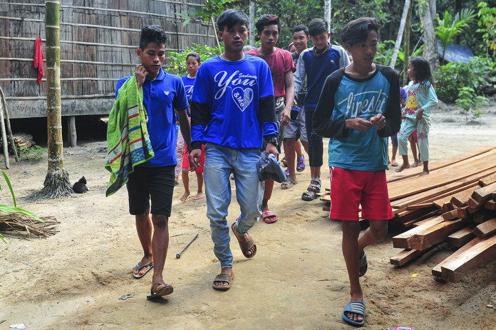 Perkampungan masyarakat adat Suku Talang Mamak yang sepi di tengah belantara Taman Nasional Bukit Tigapuluh (TNBT), Dusun Bengayauan, Rantau Langsat, Batang Gangsal, Indragiri Hulu, Riau, mendadak ramai saat akan digelarnya upacara 'gawai' pada Senin, 17 Agustus 2020 lalu. 